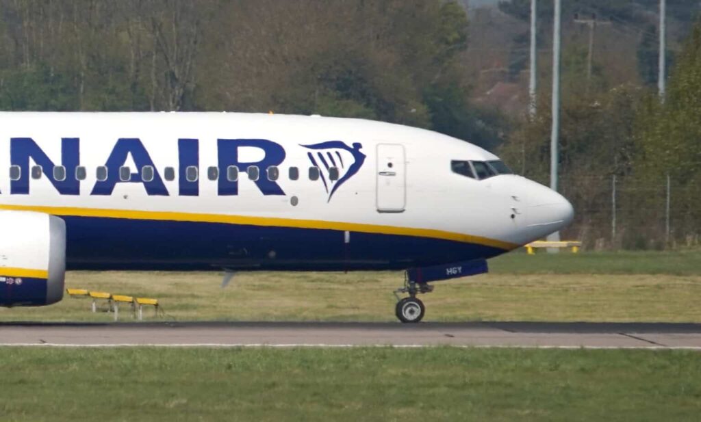 Ryanair-Boeing-737-8200-MAX-crop-1536x926