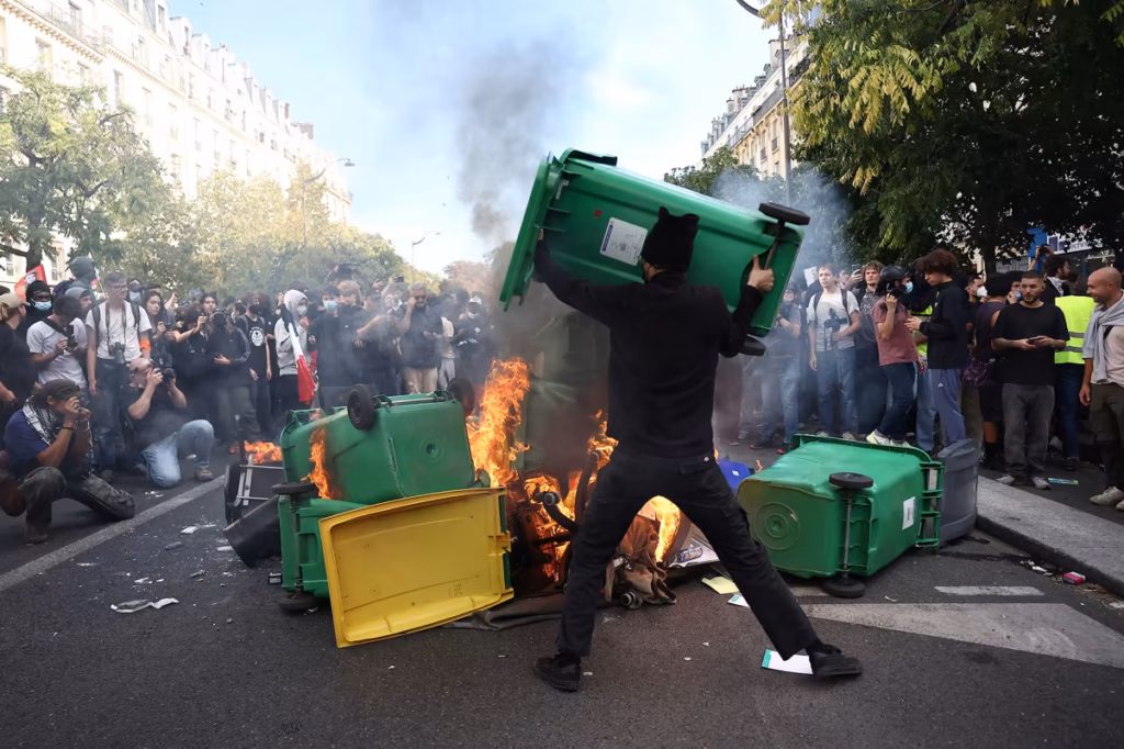 2026-10-06t151108z-1438866178-rc2rxnacyru3-rtrmadp-3-france-protest